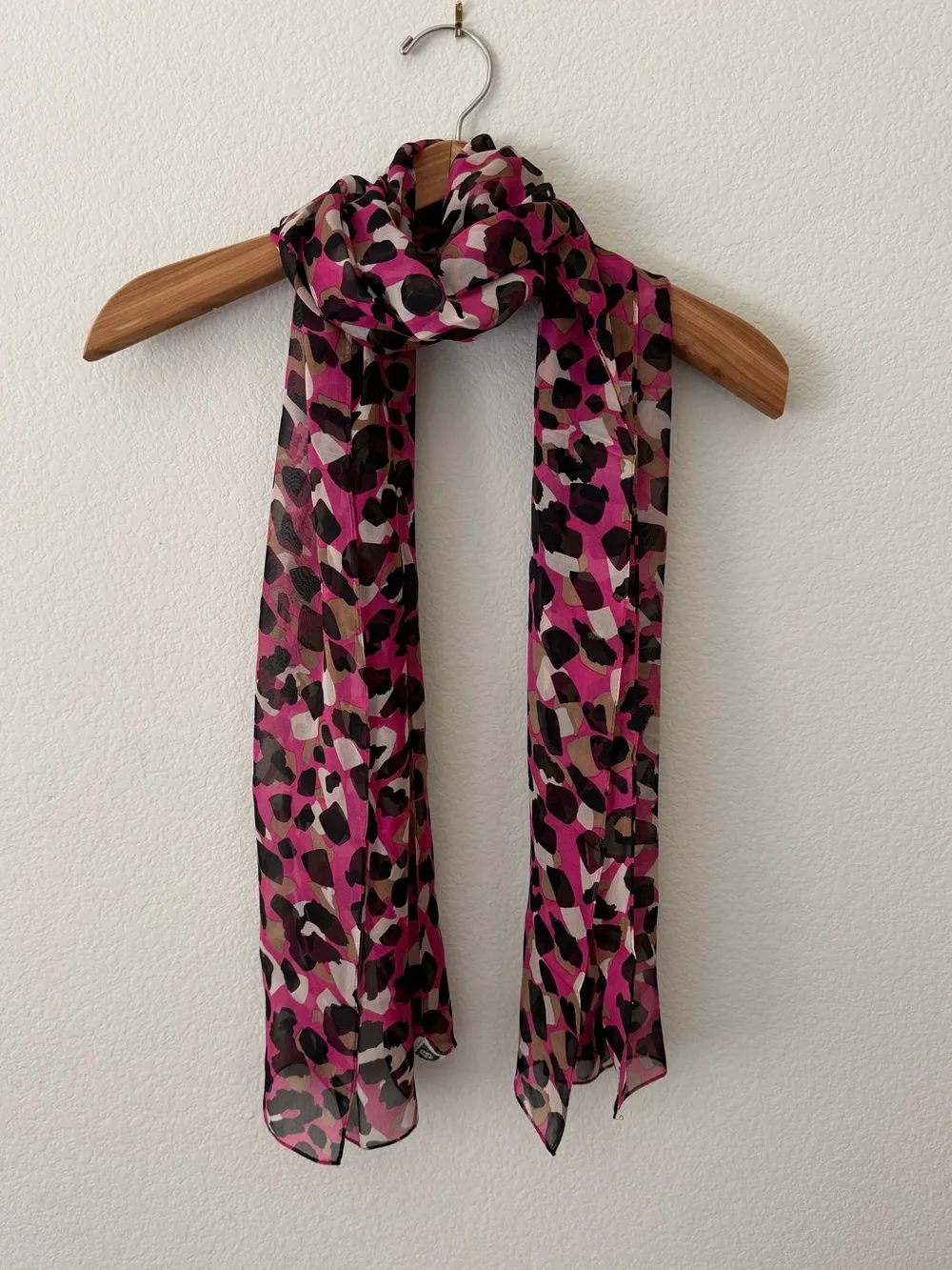 Anne Klein Fuchsia Pink & Black Leopard Print Oblong Scarf